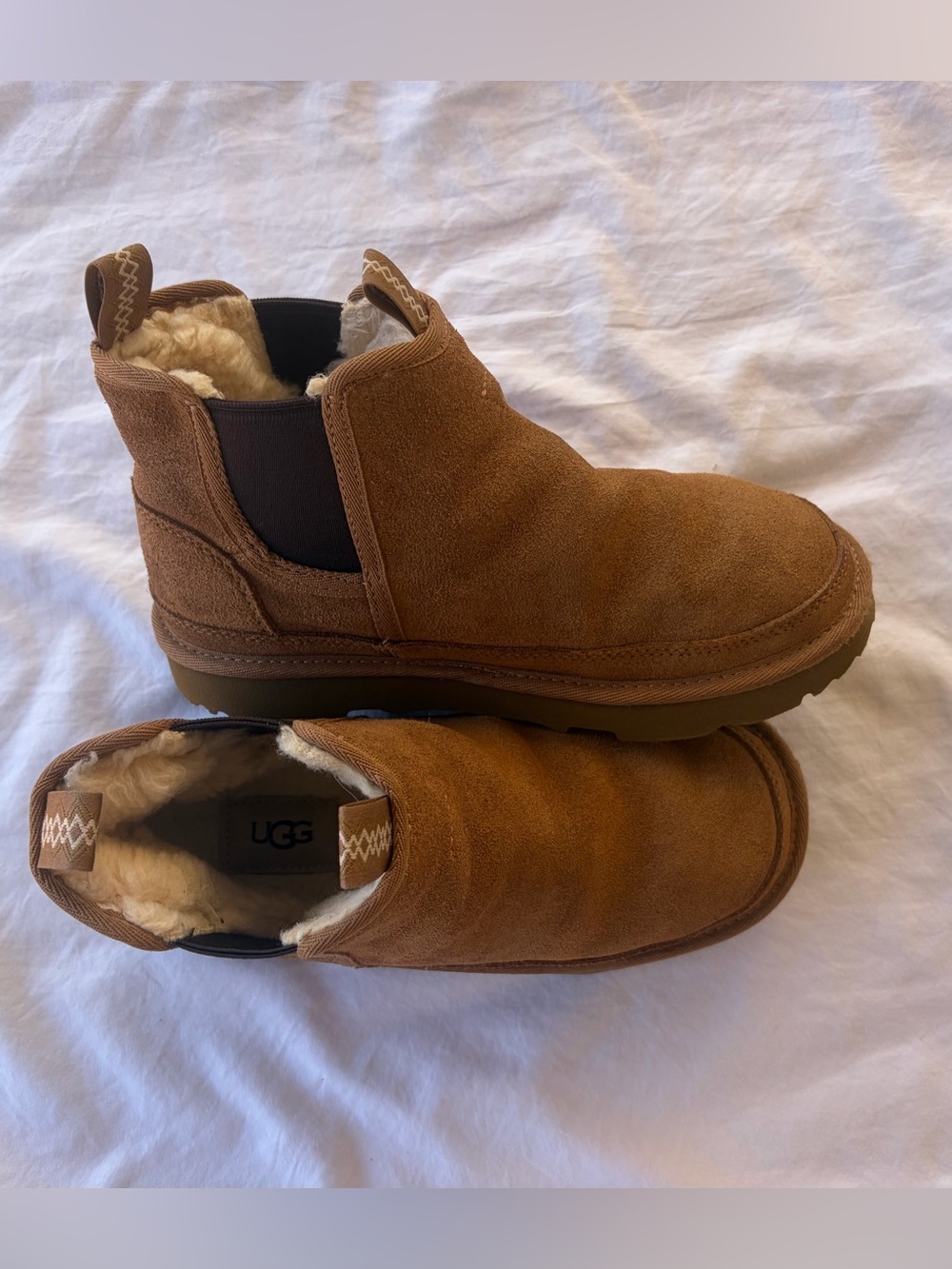 UGG Neumel Chelsea NWOT Girl Sz 3 Chestnut Suede Slip-On Shearling-Lined Boot